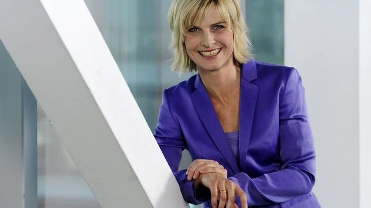 Barbara Hahlweg Brustkrebs – Ein öffentliches Thema mit privater Tiefe Wer ist Barbara Hahlweg? Barbara Hahlweg ist vielen Deutschen seit Jahrzehnten ein vertrautes Gesicht. Als Journalistin und Moderatorin des „heute journals“ im ZDF hat sie sich durch ihre ruhige, sachliche Art und journalistische Integrität einen Namen gemacht. Doch abseits des Fernsehbildschirms ist sie auch Mutter, Ehefrau und Frau mit Ecken, Kanten und einem persönlichen Schicksal, das sie lange für sich behalten hatte: Ihre Diagnose Brustkrebs. Das Tabuthema öffentlich machen Krebserkrankungen gehören zu den sensibelsten Themen unserer Zeit. Sie betreffen viele, doch nur wenige sprechen offen darüber – besonders im öffentlichen Leben. Dass Barbara Hahlweg Brustkrebs hatte, erfuhren die meisten Zuschauer und Fans nicht sofort. Erst mit zeitlichem Abstand sprach sie über ihren Kampf gegen die Krankheit. Damit gab sie ihrer Stimme eine neue Tiefe – die der Betroffenen, der Kämpferin und der Mutmacherin. Diagnose Brustkrebs – Ein Einschnitt im Leben Früherkennung als Schlüssel Wie bei vielen Frauen war auch bei Barbara Hahlweg die Diagnose ein Schock. Ein routinemäßiger Arztbesuch, ein unauffälliger Knoten, dann der Verdacht – und schließlich die Gewissheit. In Deutschland erkranken laut Robert Koch-Institut jährlich rund 70.000 Frauen an Brustkrebs. Die Zahl zeigt, wie wichtig Früherkennung ist. In Hahlwegs Fall war sie entscheidend. Durch eine frühzeitige Diagnose konnten aggressive Behandlungen vermieden werden. Emotionale Achterbahn Eine Krebsdiagnose verändert alles: die Sicht auf den eigenen Körper, die Prioritäten im Leben, den Alltag. Für Barbara Hahlweg war es nicht nur ein medizinischer, sondern ein emotionaler Umbruch. Sie sprach später offen über Angst, Verunsicherung, Wut – aber auch über Dankbarkeit. Dankbarkeit für die Unterstützung ihrer Familie, der Ärzte und vor allem: für das Leben selbst. Barbara Hahlweg Brustkrebs: Warum sie sich entschloss, darüber zu sprechen Der richtige Zeitpunkt Lange Zeit schwieg Barbara Hahlweg über ihre Erkrankung. Öffentlichkeitswirksame Rollen verlangen oft nach Stärke, Klarheit und Distanz zum Privaten. Doch sie entschied sich irgendwann, ihre Geschichte zu erzählen – nicht als Betroffene, sondern als Ermutigung für andere Frauen. Ihre Offenheit traf einen Nerv in der Gesellschaft. Verantwortung als öffentliche Person Prominente haben in Deutschland eine ambivalente Rolle. Einerseits stehen sie im Licht der Öffentlichkeit, andererseits möchten sie Privates schützen. Doch wenn eine bekannte Persönlichkeit wie Barbara Hahlweg über Brustkrebs spricht, kann das Leben retten. Ihre Geschichte macht Mut, sich früh untersuchen zu lassen. Und sie zeigt, dass auch starke, erfolgreiche Frauen von Krankheit betroffen sein können – und dennoch weitermachen. Die Kraft der Worte – Wie Medien mit Krebs umgehen Zwischen Schlagzeile und Sensibilität Nicht jede Medienberichterstattung über Erkrankungen Prominenter ist respektvoll. Oft dominiert das Sensationelle. Im Fall von Barbara Hahlweg war das anders. Ihre Geschichte wurde nicht als Aufreger verkauft, sondern als leiser, ehrlicher Erfahrungsbericht. Sie sprach nicht in Talkshows über ihre Krankheit, sondern wählte ausgewählte Interviews und journalistische Formate, die den nötigen Respekt mitbrachten. Vorbildfunktion ohne Pathos Was Hahlweg auszeichnet: Sie vermeidet Pathos. Ihre Erzählweise ist sachlich, fast nüchtern – aber nicht kalt. Sie beschreibt Fakten, teilt Erfahrungen, ohne Mitleid zu suchen. Genau das macht sie für viele Frauen so nahbar. Sie ist nicht nur Journalistin, sondern Mensch. Und das zeigt sich in jeder Zeile, die sie über ihre Erkrankung spricht. Ein Leben nach der Therapie Die Rückkehr zur Normalität Nach einer Krebsbehandlung ist nichts mehr „normal“. Auch wenn die medizinischen Werte stimmen und die Therapie beendet ist, bleibt die Erfahrung – und oft auch die Angst vor einem Rückfall. Barbara Hahlweg berichtete darüber, wie schwer es war, wieder in den Alltag zu finden. Die Kamera, das Studio, das Team – alles war vertraut und doch anders. Neue Perspektiven Mit der Erfahrung einer Krankheit ändert sich der Blick auf das Leben. Hahlweg betont, wie sehr sie ihre Prioritäten neu geordnet hat. Familie, Zeit für sich selbst, Achtsamkeit – all das hat an Bedeutung gewonnen. Karriere ist wichtig, ja. Aber Gesundheit ist unbezahlbar. Diese Erkenntnis trägt sie auch in ihre journalistische Arbeit – mit Themen, die nah am Menschen sind. Barbara Hahlweg Brustkrebs: Gesellschaftlicher Einfluss Enttabuisierung einer Volkskrankheit Brustkrebs betrifft jede achte Frau in Deutschland. Und doch wird darüber selten offen gesprochen – aus Scham, Angst oder Unwissen. Wenn eine prominente Frau wie Barbara Hahlweg ihre Geschichte erzählt, trägt das zur Enttabuisierung bei. Es entsteht Raum für Austausch, Verständnis und Solidarität. Mehr Aufmerksamkeit für Frauengesundheit Noch immer werden bestimmte Themen in der Medizin stiefmütterlich behandelt – insbesondere Frauengesundheit. Barbara Hahlwegs Offenheit hat die Diskussion um Vorsorge, Diagnosemethoden und Therapiemöglichkeiten neu belebt. Sie wird damit zur Stimme für viele Frauen, die sich nicht trauen, selbst laut zu werden. Wie Betroffene und Angehörige davon profitieren können Zuhören und Verstehen Für viele Betroffene ist es tröstlich zu wissen, dass sie nicht allein sind. Wenn eine bekannte Persönlichkeit wie Hahlweg ihre Erfahrungen teilt, entsteht ein Gefühl von Gemeinschaft. Angehörige wiederum bekommen durch solche Erzählungen ein besseres Verständnis für die emotionale Lage der Erkrankten. Mut zur Vorsorge Viele Frauen gehen aus Angst nicht zur Mammografie oder schieben Untersuchungen auf. Die Geschichte von Barbara Hahlweg ist ein eindringlicher Appell: Früherkennung kann Leben retten. Und sie kann schwere Therapien verhindern. Wer sich regelmäßig untersuchen lässt, schützt sich selbst. Hahlwegs Einfluss auf den Journalismus Mehr Menschlichkeit im Nachrichtenformat Barbara Hahlweg steht seit Jahren für sachlichen, fundierten Journalismus. Doch ihre persönliche Geschichte bringt eine neue Facette in ihre Arbeit: mehr Empathie, mehr Menschlichkeit. Themen wie Gesundheit, Lebenskrisen und mentale Stärke finden nun stärker Eingang in ihre Moderationen und Interviews. Sichtbarkeit schaffen ohne Dramatik Es geht nicht darum, Krankheiten zur Schlagzeile zu machen. Es geht darum, ihnen einen Raum zu geben – ohne Angst, ohne Scham. Barbara Hahlweg gelingt es, diese Balance zu halten. Ihre Geschichte inspiriert viele Kolleginnen und Kollegen, persönliche Themen in die Medien zu bringen – professionell und respektvoll. Was wir aus der Geschichte lernen können Stärke heißt nicht, keine Angst zu haben Barbara Hahlweg zeigt, dass Stärke auch bedeutet, Angst zuzulassen. Ihre Offenheit ist kein Zeichen von Schwäche, sondern von Mut. Sie steht für eine neue Generation von Journalistinnen, die sich nicht nur durch Kompetenz, sondern auch durch Authentizität auszeichnen. Gesundheit ist keine Selbstverständlichkeit In unserer leistungsorientierten Gesellschaft wird Gesundheit oft als gegeben angenommen – bis sie fehlt. Die Geschichte von Hahlweg ist eine Erinnerung daran, wie zerbrechlich das Leben ist. Und wie wichtig es ist, achtsam mit sich selbst umzugehen. Öffentlichkeit kann heilen Sich mitzuteilen kann befreiend wirken – für die Erzählende und für jene, die zuhören. Barbara Hahlweg nutzt ihre Bekanntheit, um aufzuklären, zu ermutigen und zu sensibilisieren. Und genau das macht sie zu einer besonders wichtigen Stimme in der deutschen Medienlandschaft. Fazit – Ein persönliches Thema mit gesellschaftlicher Relevanz Barbara Hahlweg Brustkrebs: Dieser Begriff steht heute nicht nur für eine Erkrankung, sondern für Mut, Offenheit und Veränderung. Ihre Entscheidung, über ihre Erfahrung zu sprechen, war mehr als ein persönlicher Schritt – sie war ein gesellschaftliches Statement. Sie zeigt, wie wichtig es ist, Krankheiten nicht zu verstecken, sondern ihnen Gesicht und Stimme zu geben. Denn nur so entsteht Bewusstsein, Verständnis und Hoffnung. Barbara Hahlweg Brustkrebs